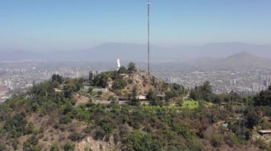 Santiago, Şili 'deki Cerro Cristbal' ın tepesindeki Bakire Meryem heykelinin insansız hava görüntüsü yaklaşıyor..