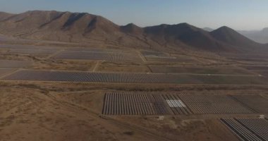 Güneş panellerinin hava görüntüsü ve arka plan Atacama Çölü 'ndeki dağ yenilenebilir enerji.