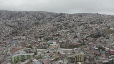 Valparaso Şili: Bulutlu bir günde Şili 'nin güney-orta kesimindeki yamaçtaki renkli aile evlerine yakın olmak