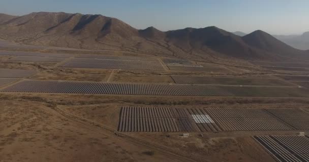Повітряний Вид Сонячних Панелей Фон Гори Пустелі Атакама Відновлюваної Енергії — стокове відео