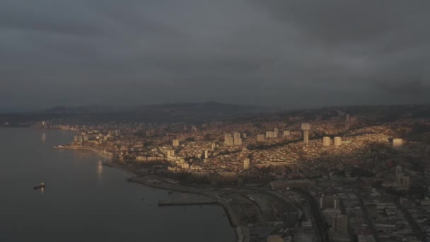 Antenn Utsikt Solnedgång Till Centrum Valparaiso Och Dess Hus Med — Stockvideo