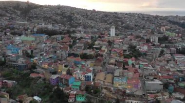 Tepelerdeki renkli evler (Valparaso, Şili) gün batımında insansız hava aracı ile çok çeşitli evler ve evler göstermektedir.