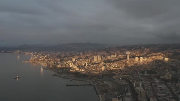 Flybilde Solnedgang Til Sentrum Valparaiso Dets Hus Med Flere Farger – stockvideo