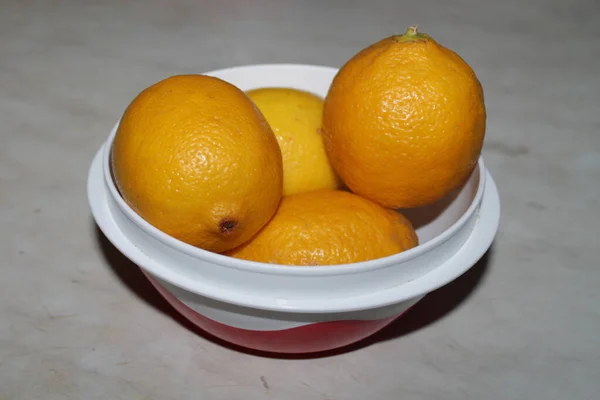 Lemons Ripe Dans Une Bouche — Photo