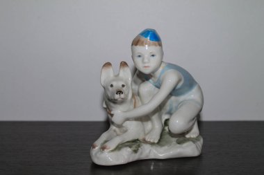 PORCELAIN BİR KÖPEK İLE BİR KÖPEK FİRİNİ