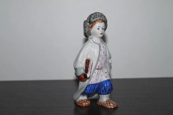 Porcelain Figurine Boy Goes Schule — Stockfoto