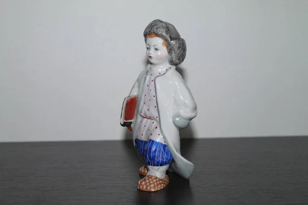 Porcelain Figurine Boy Goes School — Stock fotografie