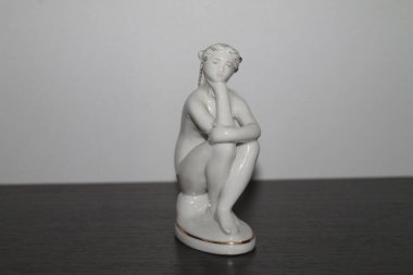 PORCELAIN FİRİNİ KIZ Bir Taşın Üzerinde