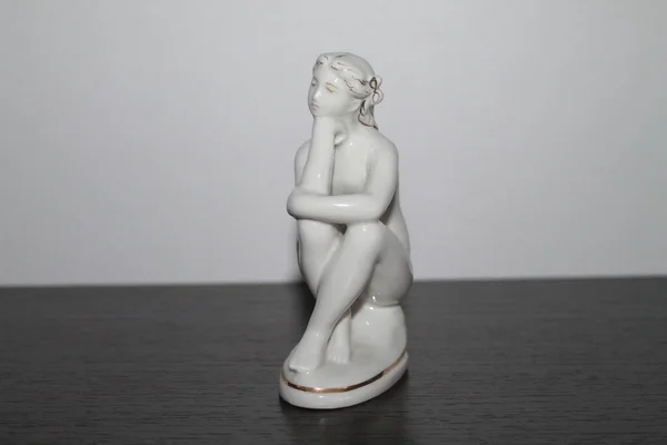 Porcelana Figurina Niña Una Piedra —  Fotos de Stock