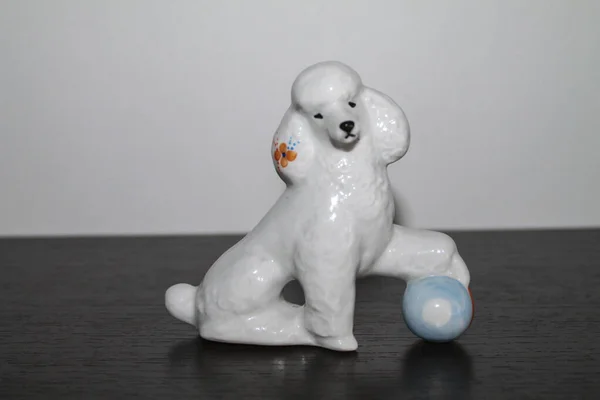 Porcelain Figurine Poodle Mit Einem Ball — Stockfoto