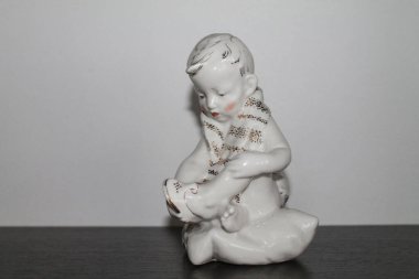 PORCELAIN FİRİN ÇOCUK BİR SANDAL KONUYOR