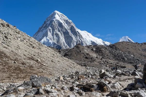 Pumori 山ピーク、エベレスト地域 — ストック写真