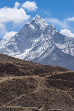 Ama Dabalm dağ önünde trekking iz