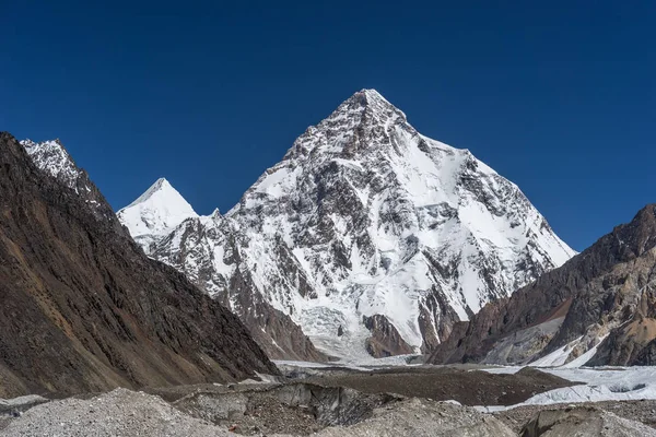 晴れた日には、K2 のトレッキングで K2 山頂 — ストック写真