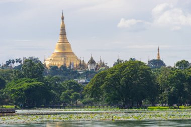 Swedagon pagoda görünümü Kandawgyi Gölü, Yangon