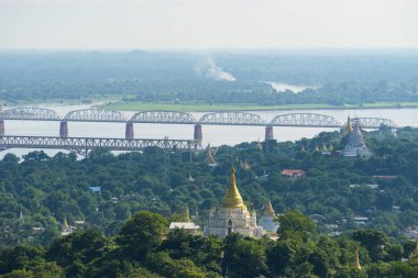 Köprüler Ayeyarwady River view Sagaing Hill, Mandalay c üzerinde