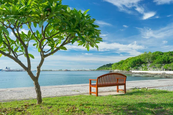 Vacker stol nära havet på Sichan island — Stockfoto