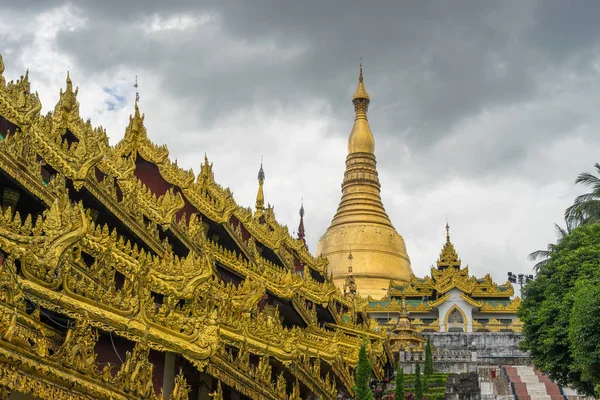 Swedagon pagoda mezník z Rangúnu v zamračený den, Yangon — Stock fotografie