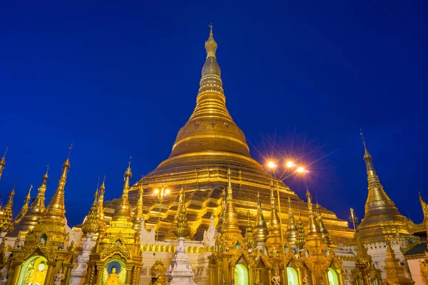 Shwedagon pagoda po západu slunce, město Rangún — Stock fotografie