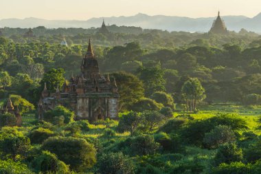 Bagan pagodadan ve tapınaklar günbatımı, Bagan antik kenti, Myanmar
