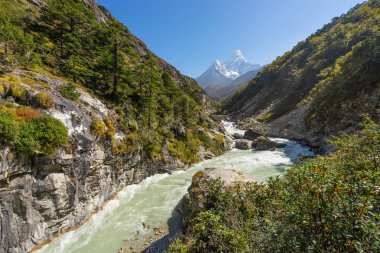 Ama Dablam dağ arka plan, Everest bölgesi ile küçük nehir,