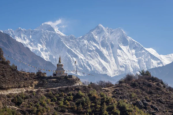 Stupa em frente ao Everest e à montanha Lhotse, região do Everest, N — Fotografia de Stock