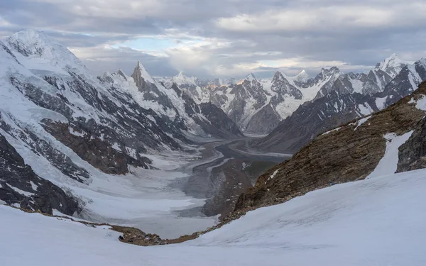 Schöne aussicht auf gondogoro la pass, k2 trek, pakistan — Stockfoto