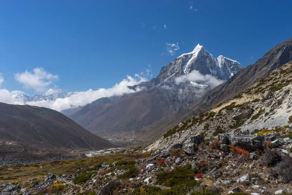 Dingboche Köyü yakınındaki Taboche tepe, Everest bölgesi, Nepal — Stok fotoğraf