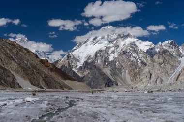 Ali kamp, K2 trek, Pakistan için yol boyunca görünüm geniş tepe