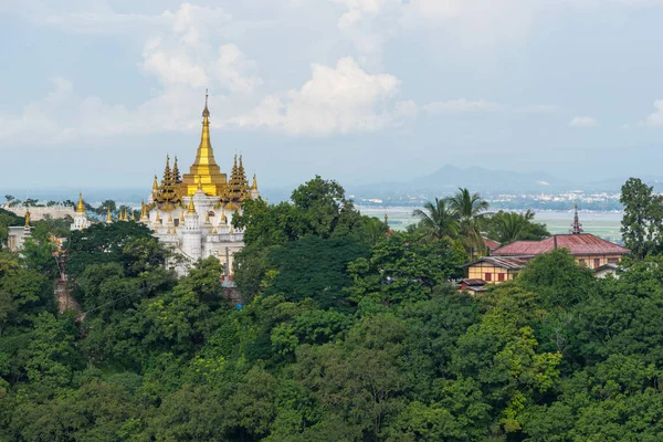 Krásný klášter styl Myanmar Sagaing City, Mandalay, Mya — Stock fotografie