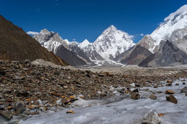 K2 vista de la montaña en el camino de Concordia al campamento de Ali, K2 tr — Foto de Stock