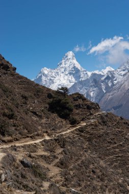 Ama Dablam dağ tepe ve trekking iz