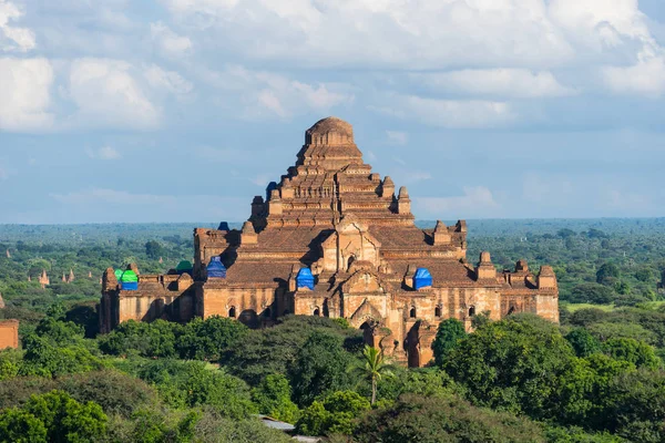 Dhammayangyi pagoda återuppbyggnaden efter jordbävningen, Bagan, Mand — Stockfoto