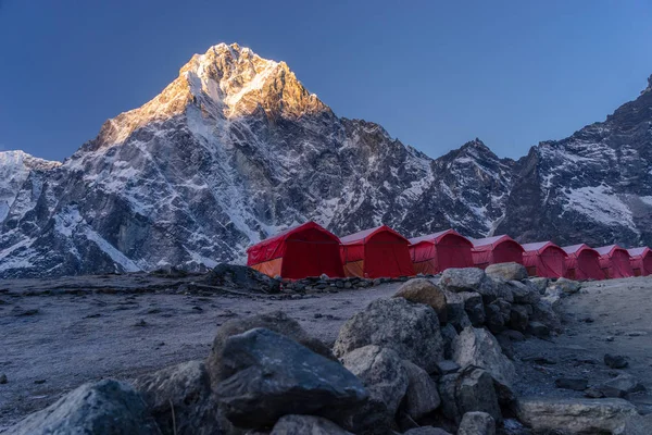 Rote Zelte im Dorf Dzongla, der ewigsten Region — Stockfoto