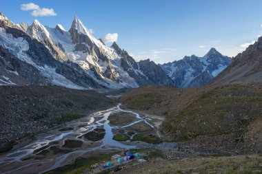 Manzara Khuspang kampının önce günbatımı, K2 trek, Pakistan