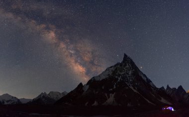Mitre zirvesinde Concordia kamp, K2 trek, Pakistan üzerinden sütlü