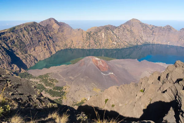 Cratera de montanha do vulcão Rinjani e lago Anak, Lombok, Indonésia — Fotografia de Stock