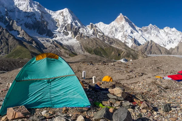 Camp site at Goro II with Masherbrum peak, K2 trek, Pakistan — Stock Photo, Image