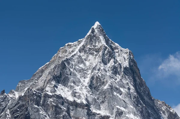 Pico de montaña de Cholatse en el paso de Thukla, región del Everest, Nepal — Foto de Stock