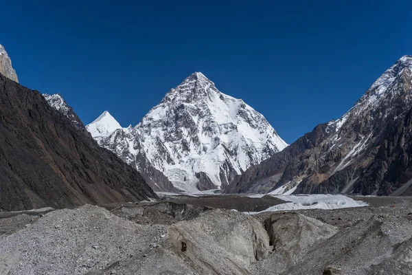 K2 hegycsúcs mögött Baltoro gleccser, Skardu, Gilgit, Pakista — Stock Fotó