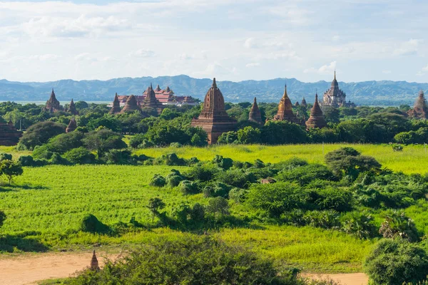 Bagan pagoder och klostret i greeny säsong, Mandalay, Myanmar — Stockfoto