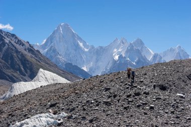 İki Yataklı vagon görevlilerine Concordia kamp, K2 trek, Pakistan için doğru yürümek