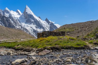 Laila tepe görünümünden Khuspang kamp, K2 trek, Pakistan