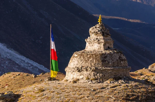 Vecchio stupa sulla collina al villaggio Dingboche, regione Everest, Nepal — Foto Stock