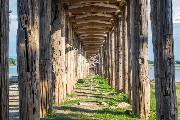 U-Bein brug de langste brug gemaakt door wood, Mandalay, Myanmar — Stockfoto