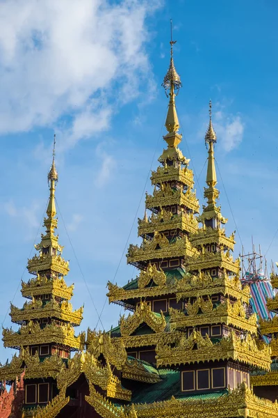 Myanmar Pagode im traditionellen Stil aus Holz, Yangon, Myanmar — Stockfoto