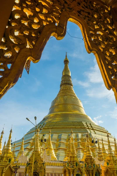 Shwedagon-Pagode und Kloster in der Stadt Yangon, Myanmar — Stockfoto