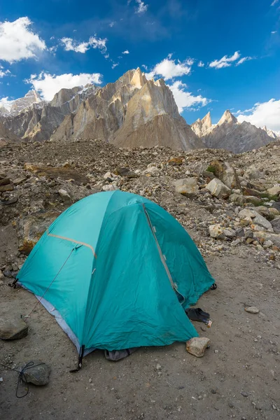 Blaues Zelt im khobutse camp, k2 trek, pakistan — Stockfoto