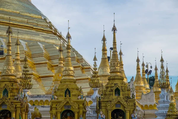 Malé pagody a okolí Shwedagon pagoda, mezník Yangon, Myanm — Stock fotografie