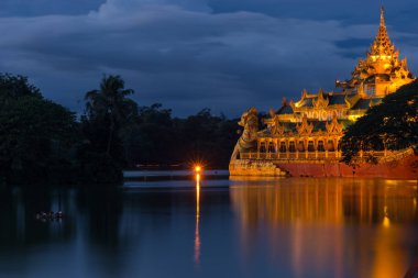 Karaweik Sarayı landmark Yangon şehrin gece, Myanmar, Asya
